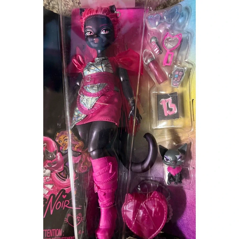 NIB Monster High Catty Noir Fashion Doll with Pet Cat Amulette and Accessories
